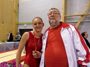 2014 Fédéral indiv : Dan tient la si belle médaille de sa fille Marie